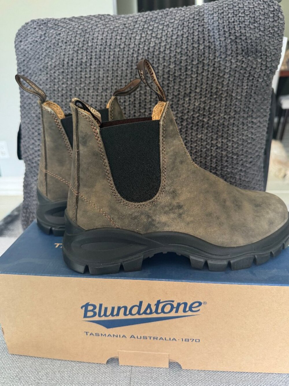 !NEW! Blundstone - Lug Boots (2239 Rustic Brown - 5)*Discontinued